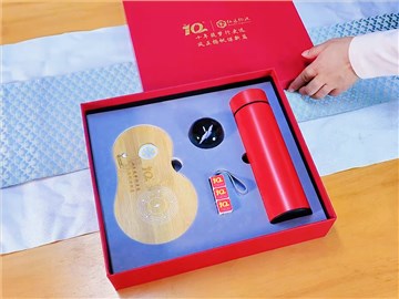 仁達(dá)物流定制周年紀(jì)念品：紅色禮盒，實(shí)用與創(chuàng)意的完美結(jié)合