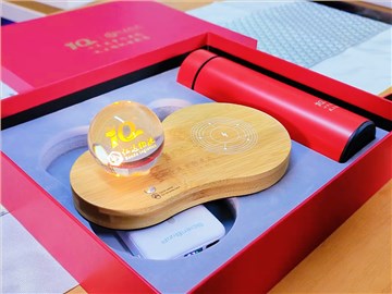 仁達(dá)物流定制周年紀(jì)念品：紅色禮盒，實(shí)用與創(chuàng)意的完美結(jié)合