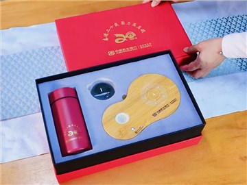 民生銀行定制周年紀(jì)念禮品：紅色禮盒，傳承與實(shí)用的象征