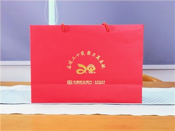 民生銀行定制周年紀(jì)念禮品：紅色禮盒，傳承與實(shí)用的象征