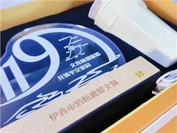 消防定制活動(dòng)紀(jì)念禮品：白色禮盒，實(shí)用性與紀(jì)念價(jià)值的完美結(jié)合