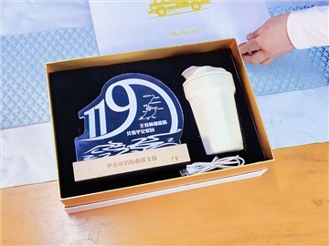 消防定制活動(dòng)紀(jì)念禮品：白色禮盒，實(shí)用性與紀(jì)念價(jià)值的完美結(jié)合