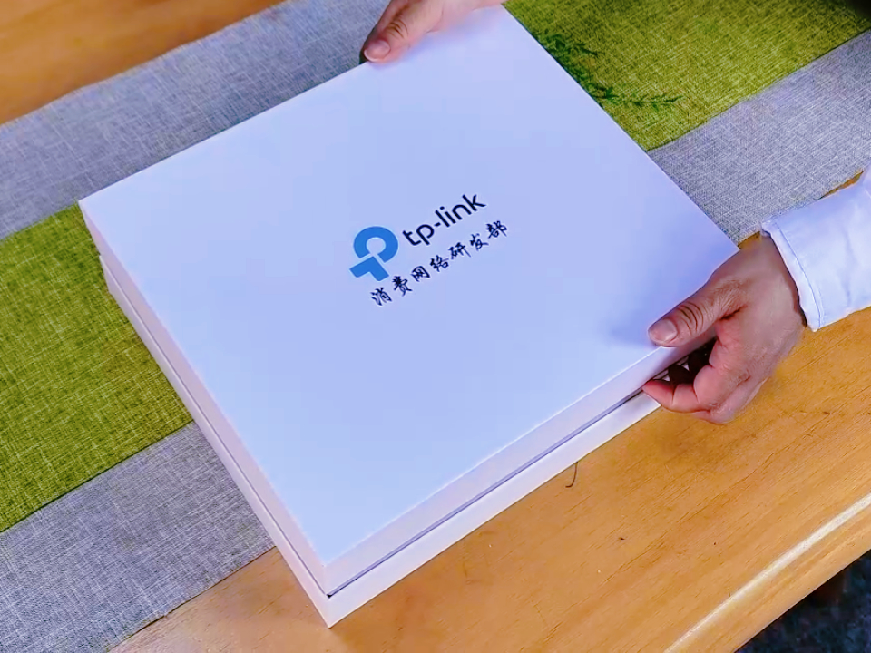 網(wǎng)絡(luò)通訊企業(yè)員工禮品，這份定制禮盒展現(xiàn)企業(yè)文化與關(guān)懷