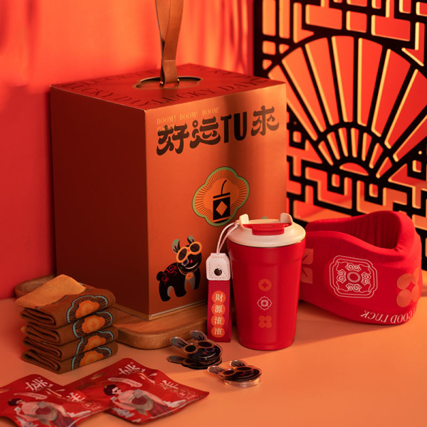 2023年新年好運連連創(chuàng)意手提禮盒 年獸便簽夾+年獸手機(jī)支架+辦公護(hù)頸枕+姚小鮮堅果7小包+定制款316咖啡杯+襪子2雙組合套裝 新年伴手禮