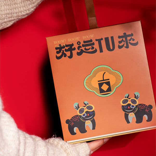 2023年新年好運連連創(chuàng)意手提禮盒 年獸便簽夾+年獸手機(jī)支架+辦公護(hù)頸枕+姚小鮮堅果7小包+定制款316咖啡杯+襪子2雙組合套裝 新年伴手禮1