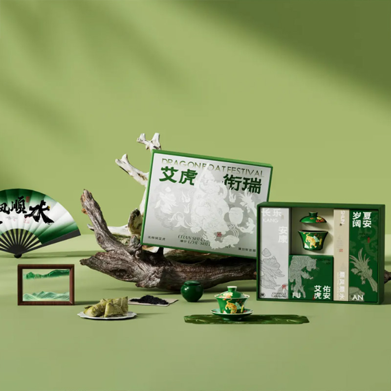 【艾虎銜瑞】2026端午創(chuàng)意禮盒 粽茶X4+三才蓋碗套裝+陶瓷茶葉罐+絹布折扇+織錦茶席+流沙藝術(shù)擺件 端午福利禮品