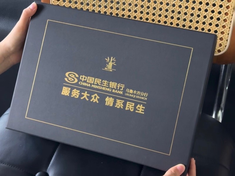 金融企業(yè)如何定制客戶伴手禮？這套黑色禮盒藏著專業(yè)感