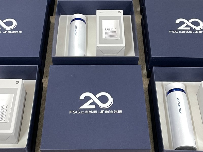 公司 20 周年慶禮品怎么定制？這份深藍禮盒員工客戶都愛